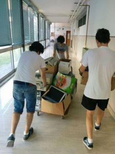 3 ragazzi del PDP immortalati mentre spostano vecchi PC nell'operazione di trashware